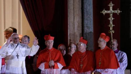 El nuevo Papa pidió una oración por Benedicto XVI. 