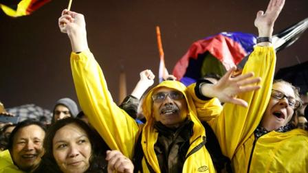 La gente congregada en la Plaza de San Pedro ha tomado con mucha alegría la noticia de Habemus Papa. 