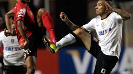 En un balón dividido, Fidel Martínez y Paolo Guerrero buscan apropiarse del esférico (AP)