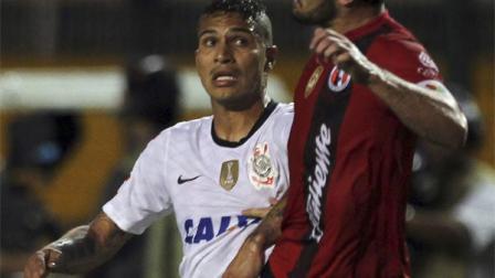 Cristian Pellerano remata con la cabeza el esférico ante la mirada de Guerrero (Reuters)