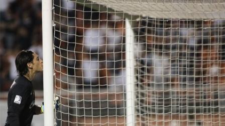 Cirilo Saucedo hace su ritual antes de comenzar la "batalla" contra los brasileños (Reuters)