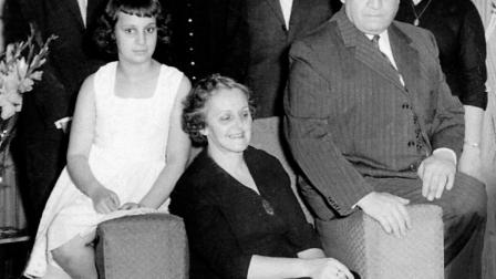 Bergoglio, segundo de atrás a la izquierda, con su familia, en imagen cortesía de El Clarín.