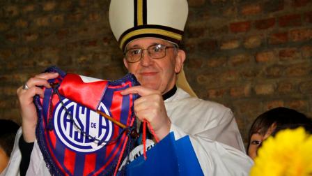 Bergoglio posa con la camiseta del club de futbol San Lorenzo, de la que se sabe que es un fan, en esta fotografía sin fecha distribuida por el club el 13 de marzo de 2013.