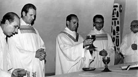 La plana mayor jesuita en 1976. De izquierda a derecha, Víctor Zorzín, Rector del Colegio Máximo; Andrés Swinnen, Maestro de Novicios; Jorge Bergoglio, Prepósito Provincial; Carlos Cravena, Ministro del Colegio Máximo o vice superior, e Hipólito Salvo, ex Provincial en la Argentina.