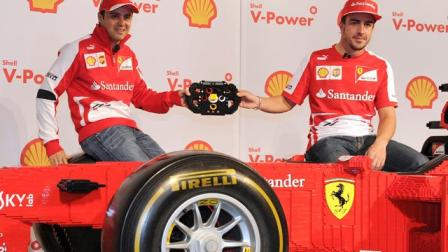 Felipe Massa y Fernando Alonso lo dan a conocer en Melbourne, Australia (AP)