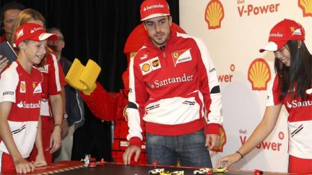 Alonso se aventó una carrera con coches de Ferrari de edición limitada de Lego (Reuters)
