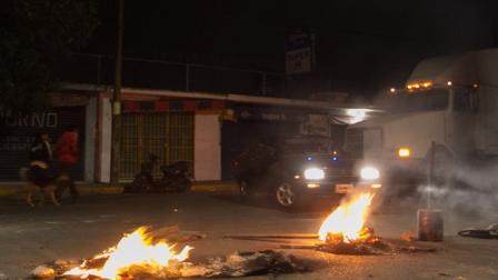 Los pobladores mantuvieron barricadas ante la denuncia de personas desaparecidas en la zona.