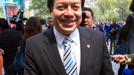 El senador Mario Delgado a su llegada al Auditorio Nacional.