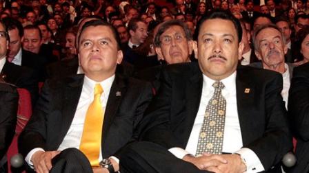El presidente del Tribunal Superior de Justicia del DF, Edgar Elías Azar, acompañado de funcionarios capitalinos.