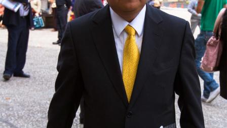 El diputado Eduardo Santillán a su llegada al Auditorio Nacional para el Informe de Labores por los 100 días de Gobierno del DF.