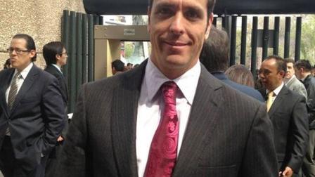El Director de Promoción al Deporte en el DF, Lucas Conde Fartuk afuera del Auditorio Nacional.