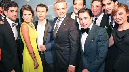 Por la noche, el jefe de Gobierno asistió al lanzamiento de la película Nosotros los nobles. En la imagen, con el director y parte del elenco.