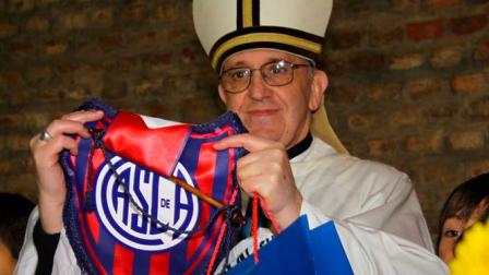 Entre los bienes más preciados del Papa Francisco están sus "reliquias" futboleras: una camiseta del San Lorenzo, una foto del "Gasómetro" y un trozo de madera de una grada del histórico estadio