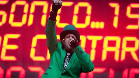 La banda argentina Los Auténticos Decadentes salen al escenario Indio para prender al público con temas como “La Guitarra” y “Somos”. (AP)