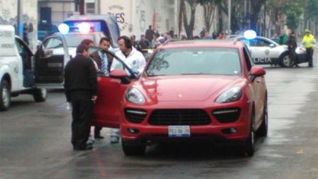 Una mujer murió al ser baleada cuando circulaba a bordo de una camioneta Porsche Cayenne sobre Circuito Interior.