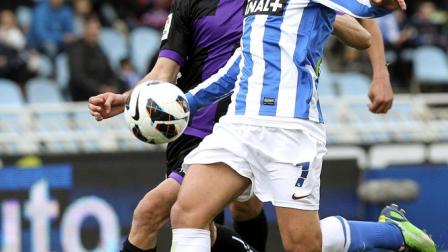 La segunda mitad empezó como terminó la primera; los donostiarras lejos de relajarse apretaron a su rival. Foto EFE