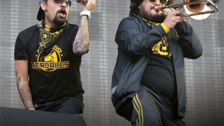 Panteón Rococó. La banda,  liderada por su vocalista Luis Román Ibarra, Dr. Shenka, celebra 18 años en la música.