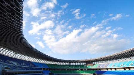 Toyo Ito nació en Seul en 1941. Su padre era un hombre de negocios interesado en la cerámica de la dinastía Yi de Corea. De regreso a Japón en 1943, su padre muere en 1953, cuando Toyo Ito tenía 12. Desde entonces, la familia regentó una factoría de sopa miso. Hasta que empezó sus estudios universitarios nunca se interesó por la arquitectura.