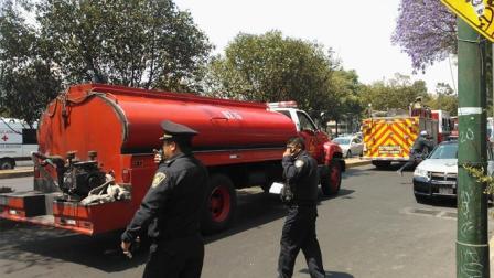 Bomberos controlaron el incendio en Insurgentes y Mixcoac. Foto Jorge González