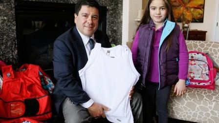 El colombiano Miguel Caballero creó ropa blindada especializada en proteger niños, que incluyen chalecos y mochila