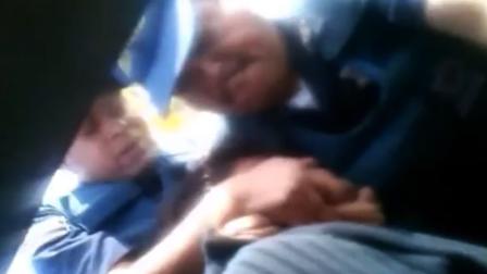 Un par de estudiantes de Derecho registraron en un video la agresión en su contra por parte de agentes de este municipio.  Foto ESPECIAL