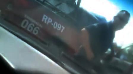 En el video se observa a los policías de la patrulla RP-097 intentar sacar por la fuerza de un automóvil a uno de los jóvenes. Foto ESPECIAL