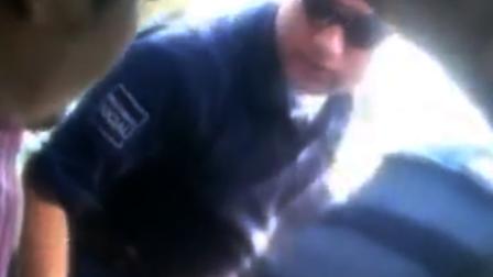 Este policía amenaza a los jóvenes por estarlos grabando. Foto ESPECIAL
