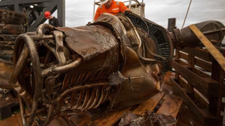 Jeff Bezos, director general de Amazon, encabezó una expedición que recogió los cohetes y se dirige hacia Cabo Cañaveral, en la Florida, después de pasar tres semanas en altamar