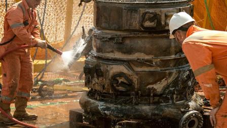 Los propulsores se hundieron como parte de la primera etapa de elevación del potente cohete Saturn V que se usaba para transportar a los astronautas a la Luna durante las décadas de 1960 y 1970. Después de despegar cayeron al océano tal como estaba previsto