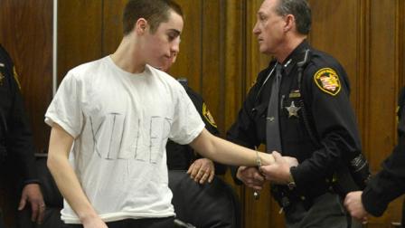T.J. Lane, de 18 años, tenía puesta el martes una camiseta que decía "asesino" e hizo gestos obscenos y se rió sarcásticamente