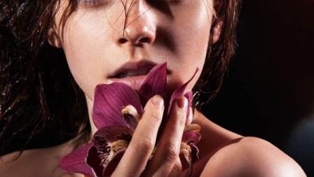 Watson se animó a mostrarse con poses muy sensuales para la campaña. (Especial)