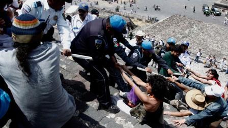Manifestantes se enfrentaron con policías en las escalinatas de la Pirámide del Sol. Foto Cuartoscuro