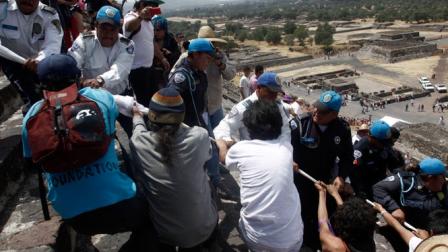 La policía trató de persuadirlos, lo que originó la riña. Foto Cuartoscuro