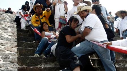 Los inconformes se mantuvieron en la escalinata con mantas, lo que provocó un segundo enfrentamiento y después de varios minutos de jaloneos y golpes los inconformes decidieron retirarse del lugar. Foto Cuartoscuro
