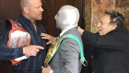 El Hijo del Santo y Oliver John intercambiaron palabras durante la conferencia de prensa (Especial)