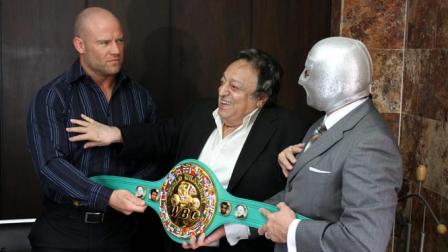 José Sulaimán, presidente del CMB acompañó a los luchadores (Notimex)