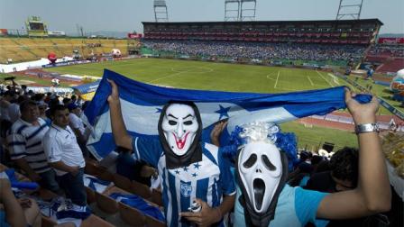 Los aficionados de Honduras ocupan sus lugares en el Estadio Olímpico (Mexsport)