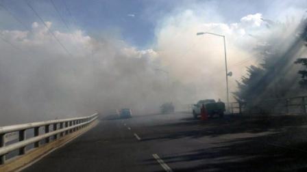 Bomberos trabajan en la zona a la altura de la avenida Alta Tensión. Foto @ApoyoVial