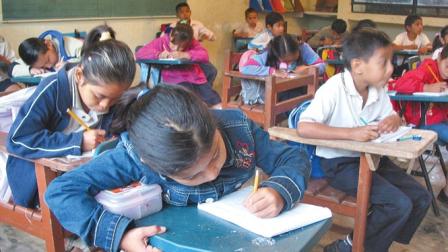 Los alumnos toman clases con profesores que carecen de título profesional. Foto: Notimex/ Archivo
