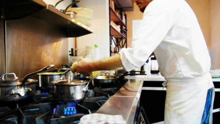 Eduardo García empezó su vida laboral como lavalozas en un restaurante en Atlanta, Estados Unidos. Foto Facebook.