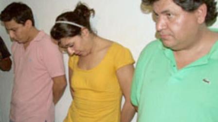 Roberto Paniagua Paniagua (con playera verde), detenido en posesión de tarjetas de crédito clonadas. Foto Especial
