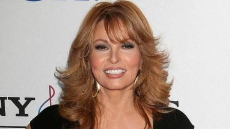 Raquel Welch, Nombre real: Jo Raquel Tejada. Edad: 73 años. Puesto en el ránking: #6. Profesión: Actriz y modelo. Estado civil: Divorciada varias veces. Conquistas: James Welch, Patrick Curtis, Andre Weinfeld y Richard Palmer. Honores: Ganadora de un Globo de Oro en 1974, Welch ha sido famosa como «sex symbol» durante décadas.