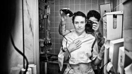 El marido de Jen le ayuda a afeitarse la cabeza en el hospital