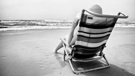 En una silla en la playa
