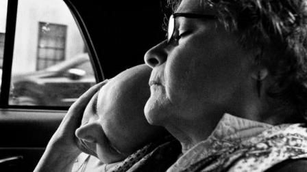 Jen descansa sobre el hombro de su madre