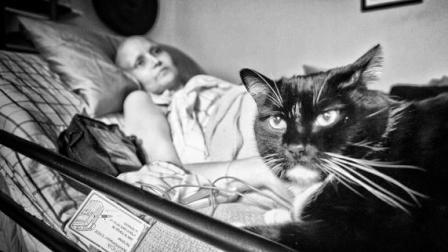 El gato FStop cuidando a Jen