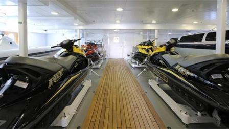 De acuerdo con radiodifusoras francesas, el yate lleva el nombre de "Seven seas" (Siete mares) y cuenta con 12 habitaciones, una piscina y una pista de aterrizaje para helicópteros