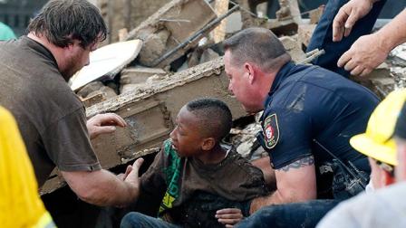 Trascendio que al menos 24 menores perdieron la vida en el interior de la escuela Plaza Towers (AP)