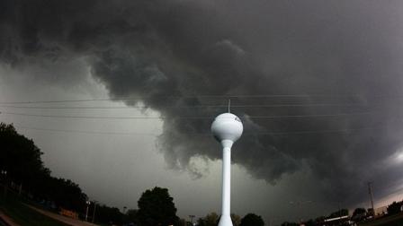 Las autoridades informaron que el tornado tenía una dimensión de 3 kilómetros (Reuters)