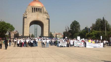 Integrantes del sindicato del Conalep marcharon hacia la SEP.